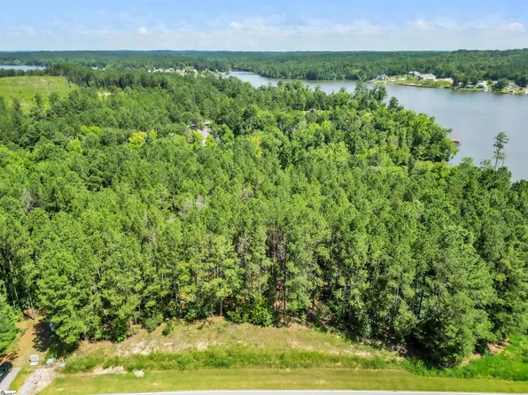 820 Eagles Harbor Dr, Hodges, SC 29653