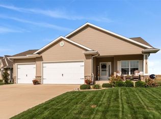 6607 Hoover Trail Rd SW, Cedar Rapids, IA 52404