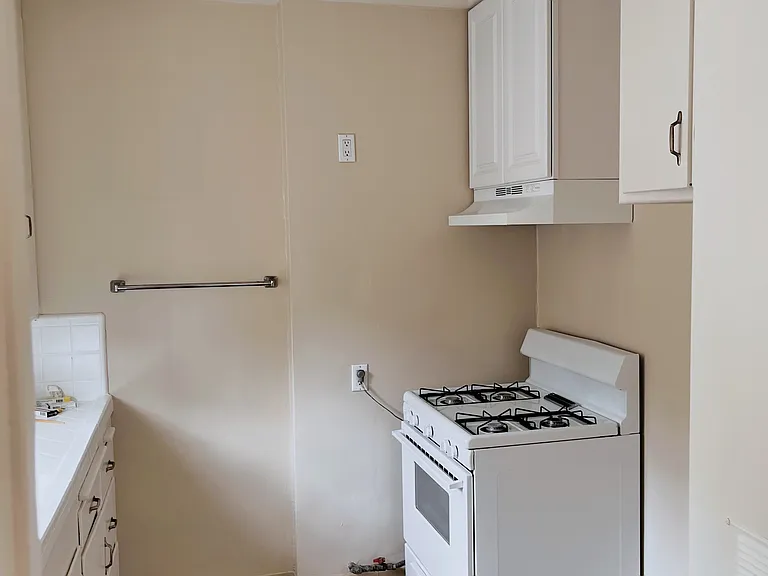 235 N Kenwood St #F — Photo 4