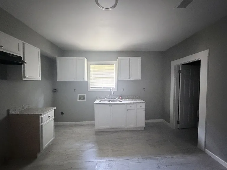 1585 Humber St — Photo 12
