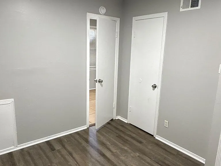 1541 Roosevelt Ave — Photo 10