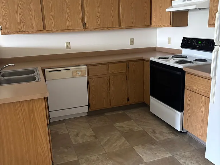 225 Tamarack Dr — Photo 4