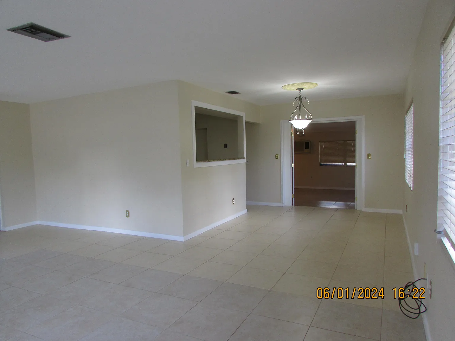 3 bed, 3.0 bath, 1884 sqft, $1,900 — Photo 3
