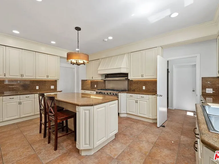 517 N Elm Dr — Photo 18