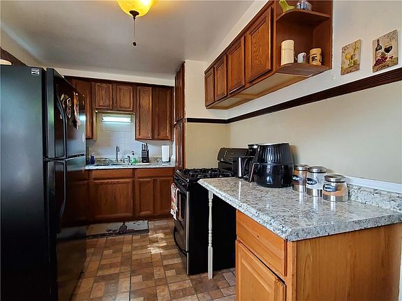 4th image of 353 Esser Ave