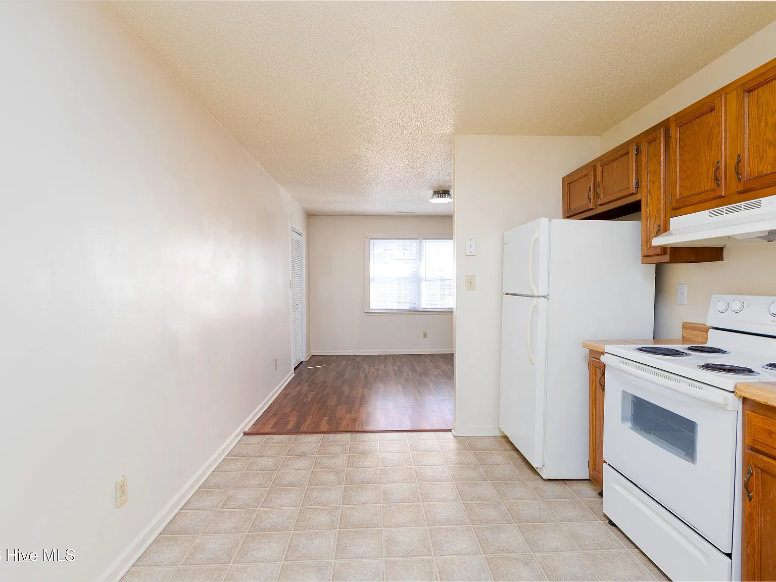 2 bed, 1.0 bath, $1,095 — Photo 2