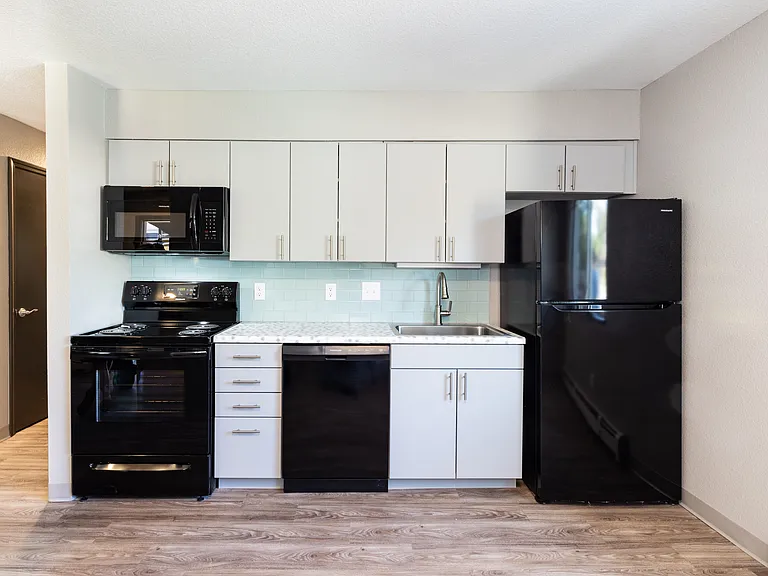 Caesar Square Apartments — Photo 14