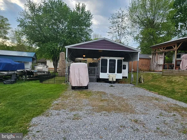 8 Cindy Ave, Falling Waters, WV 25419