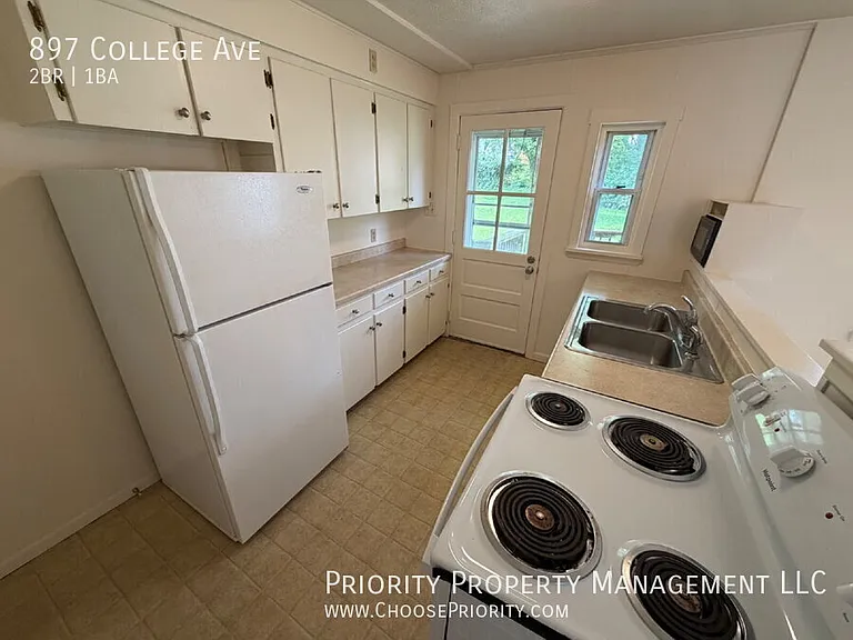 897 College Ave — Photo 7