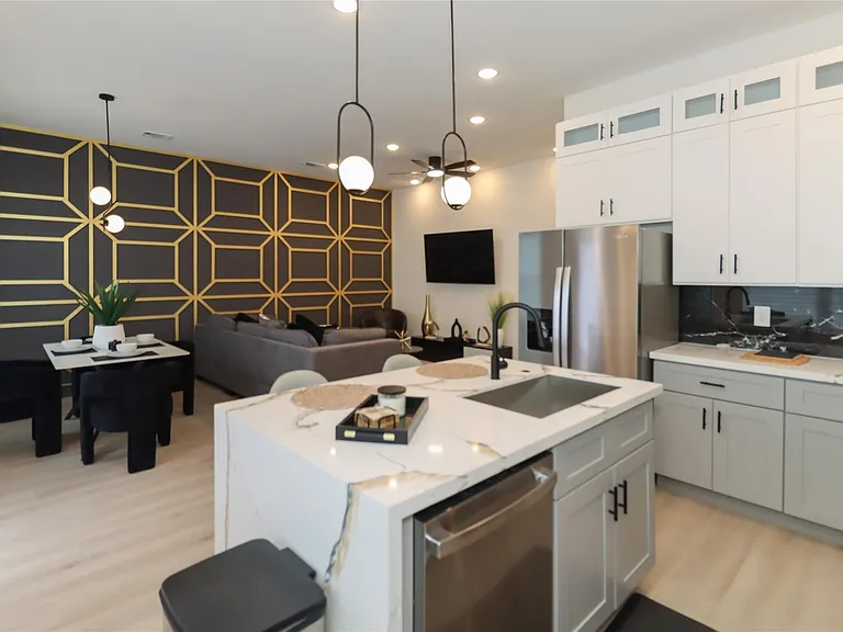 4902 Higgins St #B — Photo 9