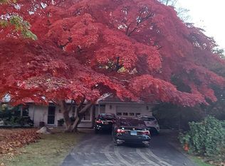 27 Summit Rd, Riverside, CT 06878