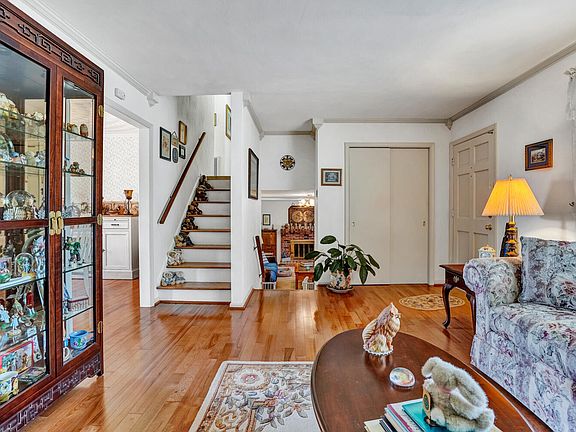 3rd image of 959 Halifax Cir