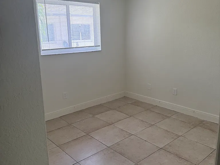 1541 NE 8th St #6 — Photo 7