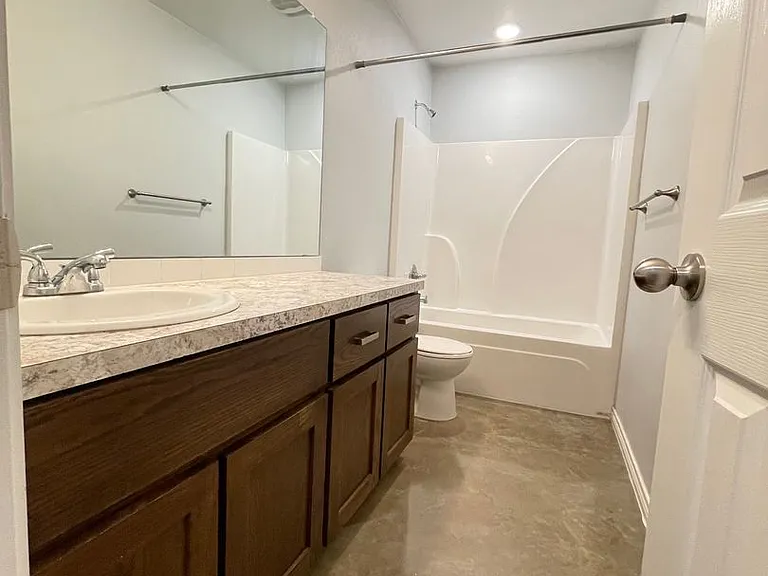 915 Rebecca Ln — Photo 9