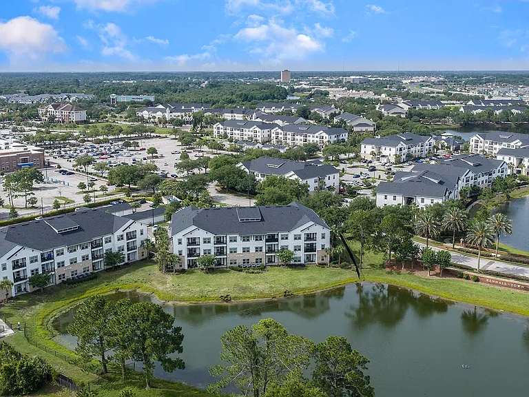 The Clarke at Kendall Town Apartments — Photo 39