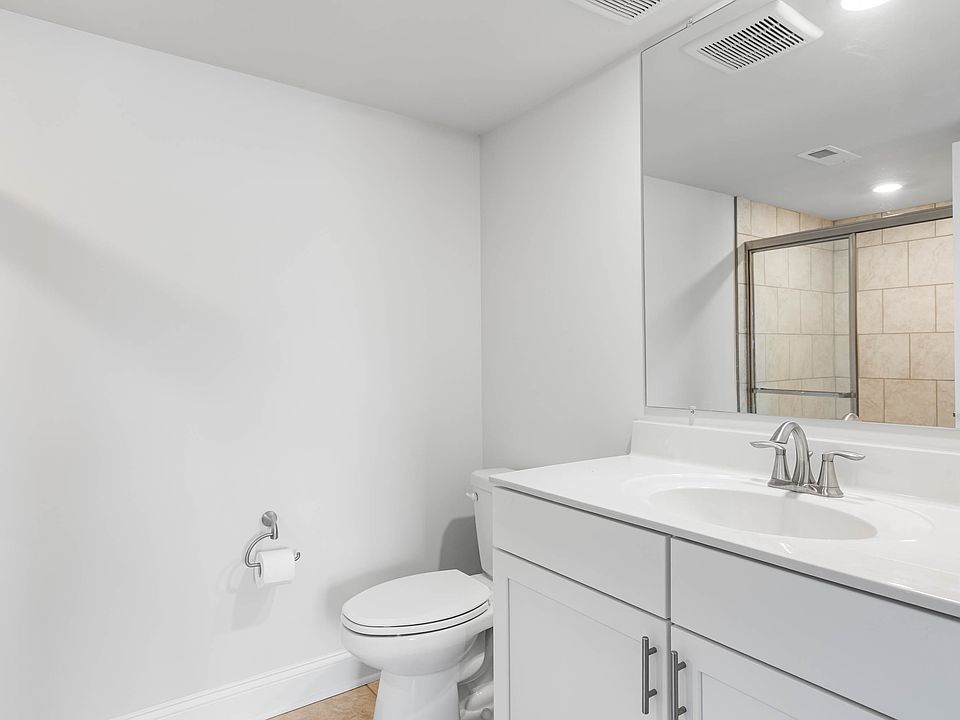 Entry level bedroom full bath