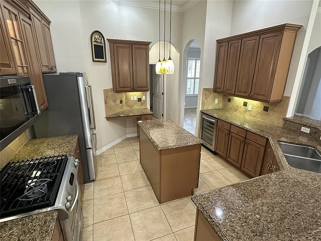 5 bed, 3.0 bath, 3064 sqft, $5,000 — Photo 3