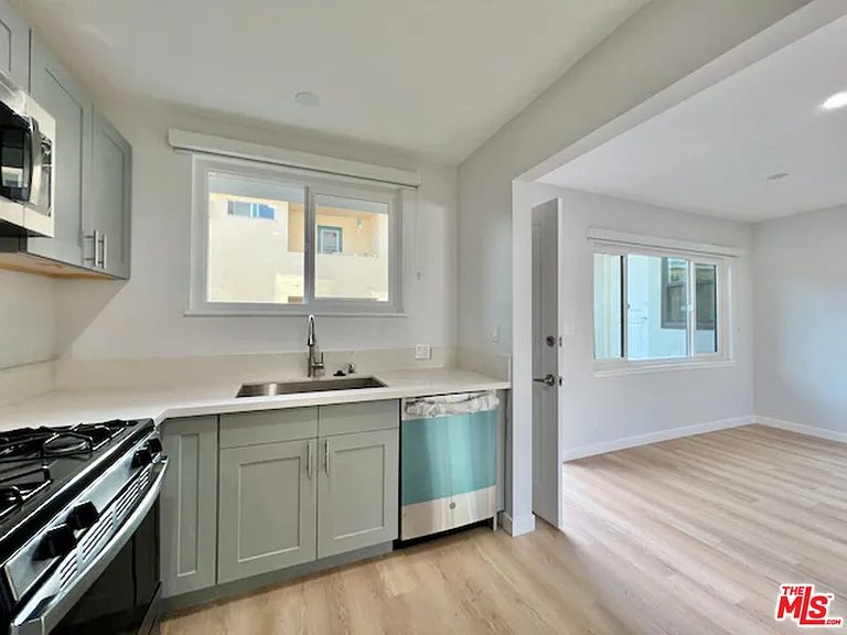 901 S Barrington Ave — Photo 9