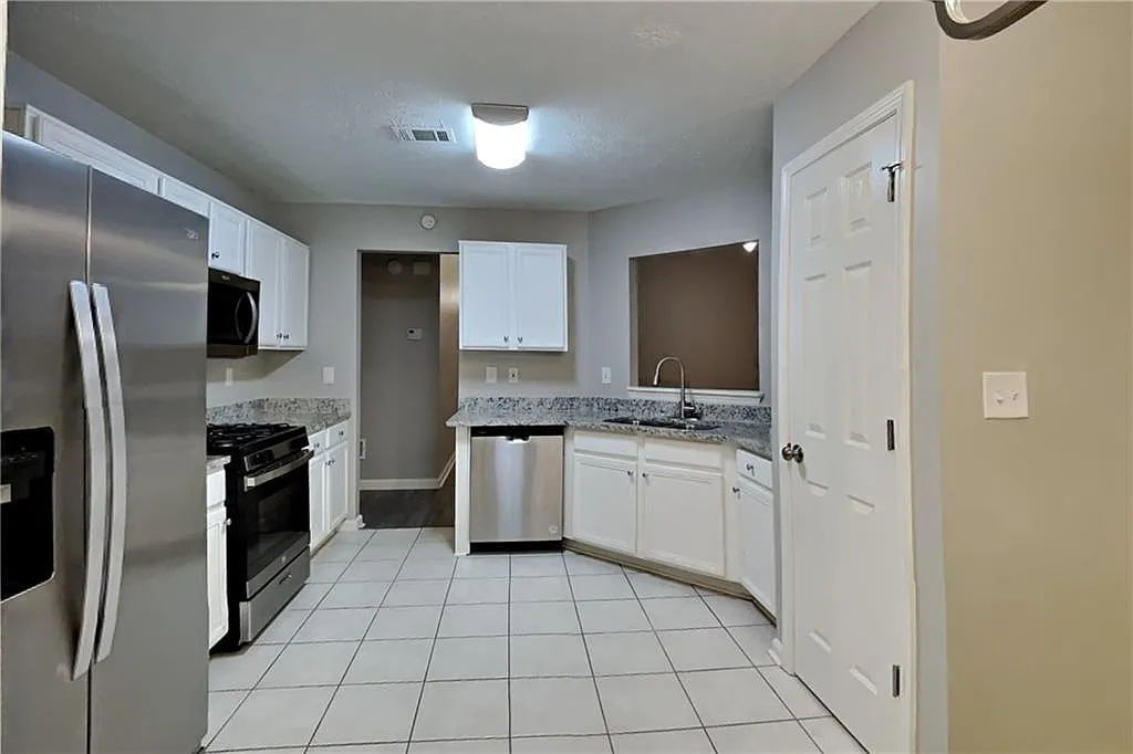 3 bed, 2.0 bath, 1602 sqft, $2,340 — Photo 4