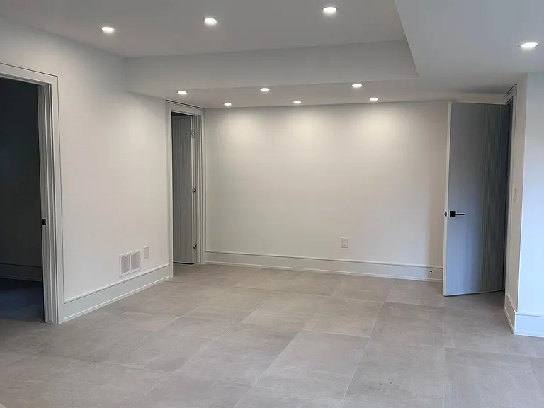 506 Wellington Cres #BASEMENT — Photo 9