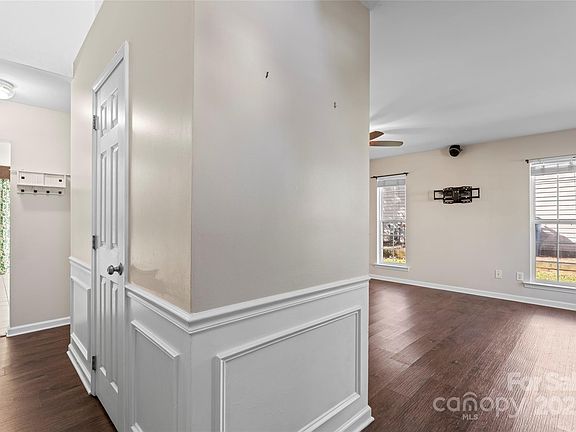 5th image of 7633 Nicolette Ct