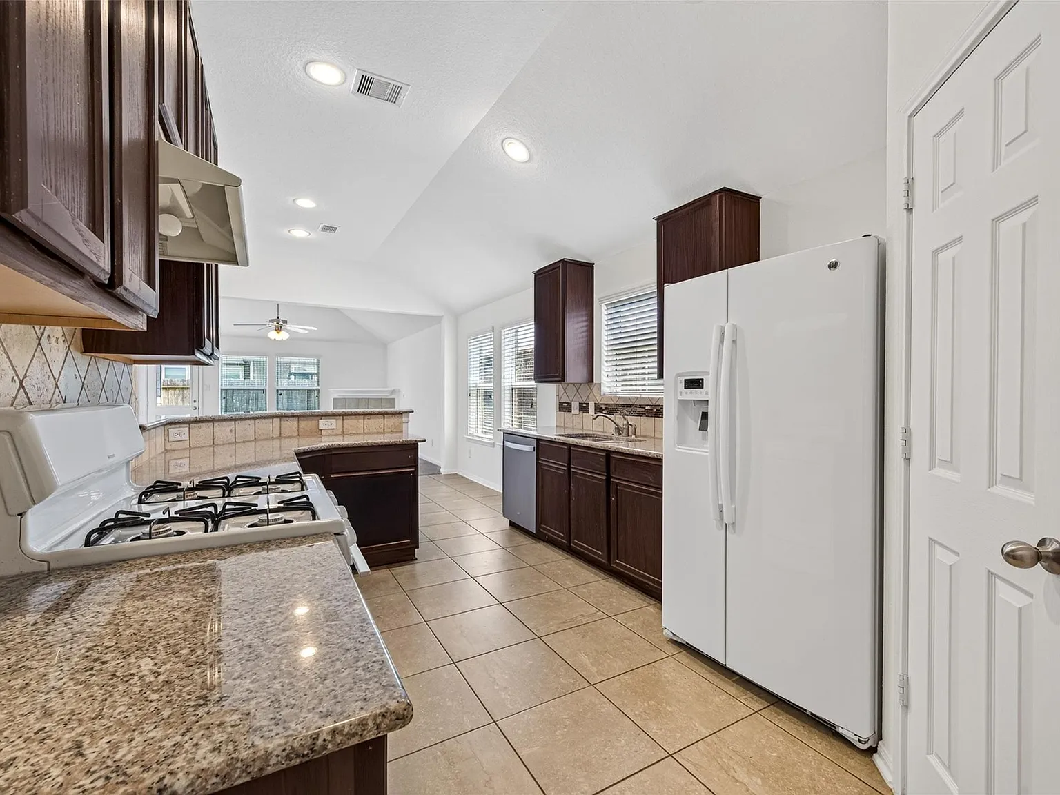 3 bed, 2.0 bath, 2007 sqft, $2,150 — Photo 4