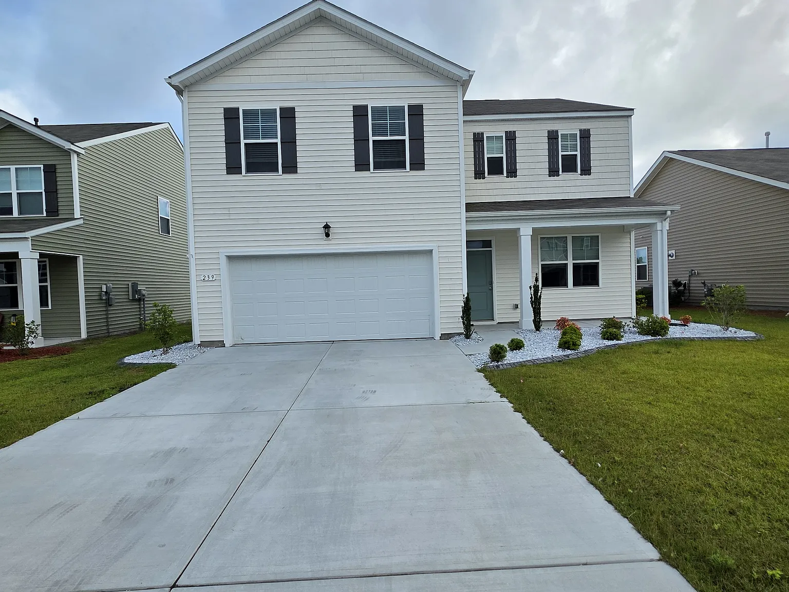 4 bed, 2.5 bath, 2338 sqft, $2,400 — Photo 1
