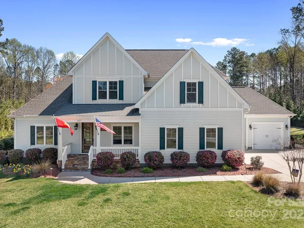 127 Castle Dr, Mooresville, NC 28117