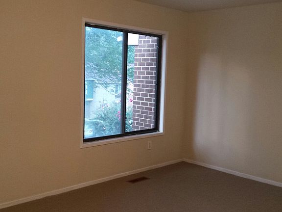 4th image of 2829 Cambridge Dr