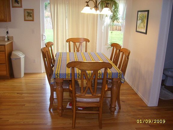 walk-out dining area w hardwood floors