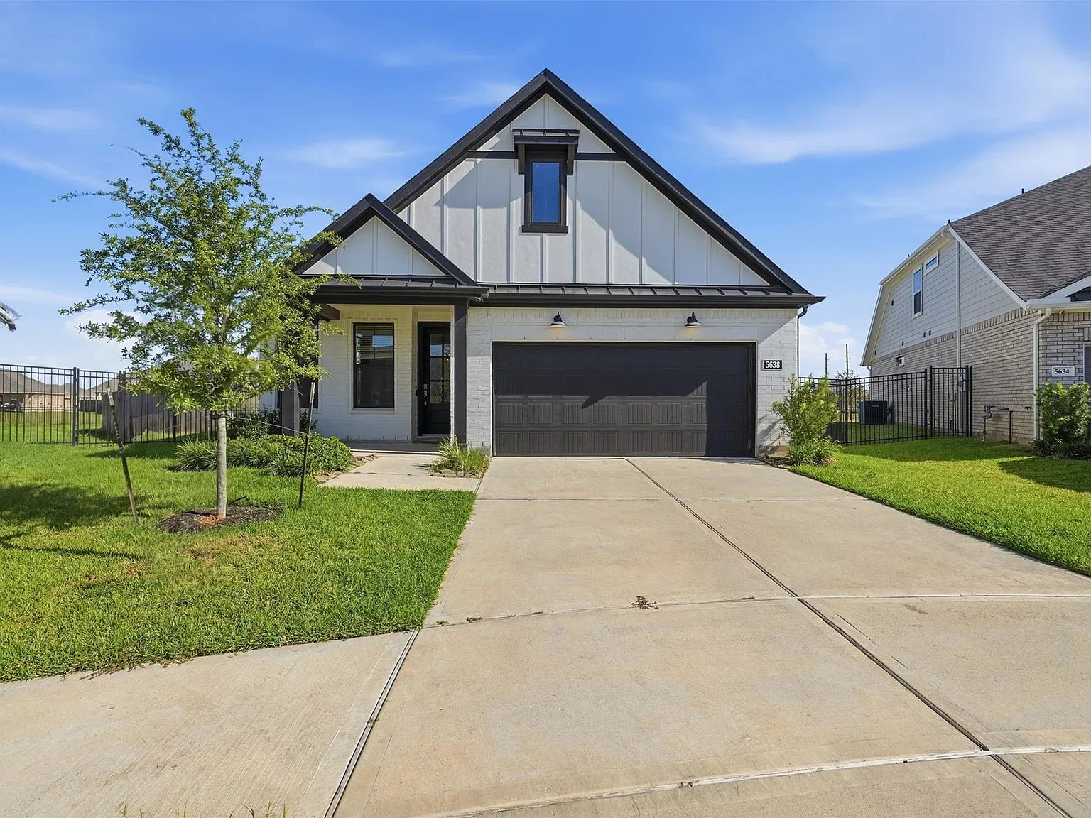 4 bed, 2.0 bath, 1902 sqft, $3,000 — Photo 1