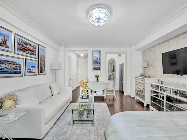 310 East 49th Street image 3 of 10