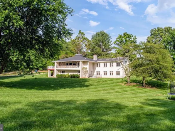 223 Seneca Rd, Great Falls, VA 22066