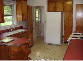 22 Frank St, Branford, CT 06405