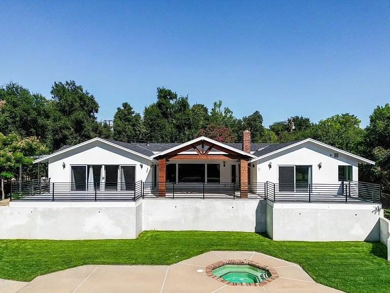 1710 Country Club Dr — Photo 39