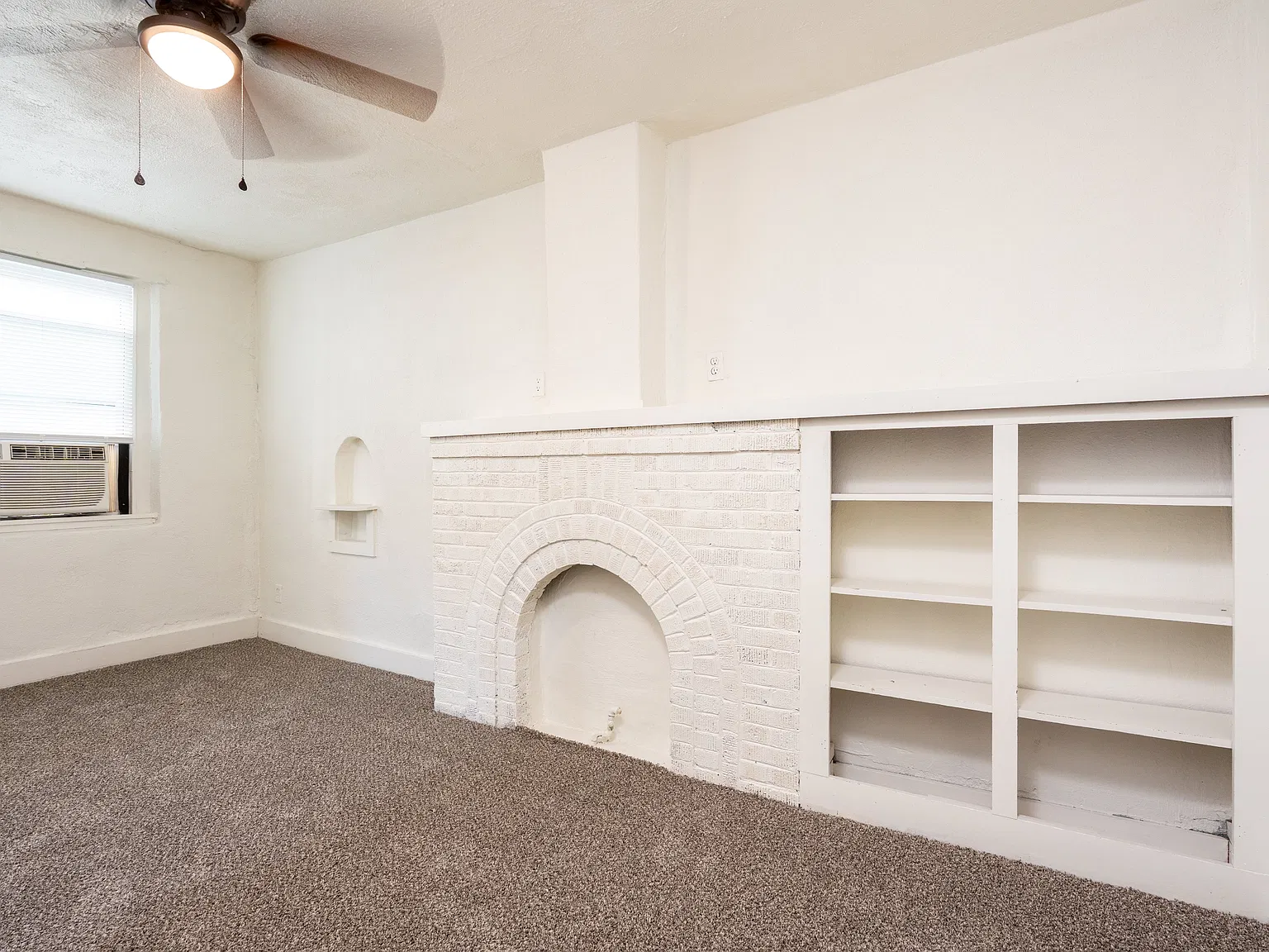 2347 N Wellington Pl — Photo 1
