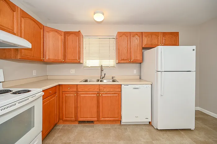 918 E Vics Rd — Photo 11