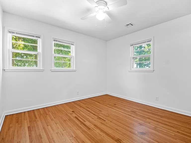 1860 Windsor Ct — Photo 10
