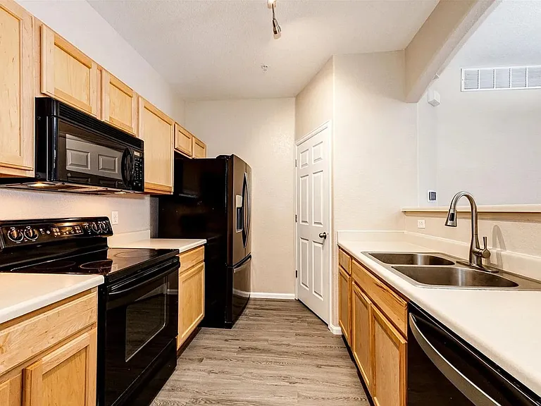 5255 Memphis St #917 — Photo 7