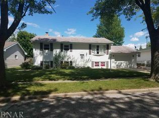 1219 Sandburg Dr, Bloomington, IL 61704