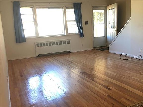 2nd image of 3042 Hermitage Ave