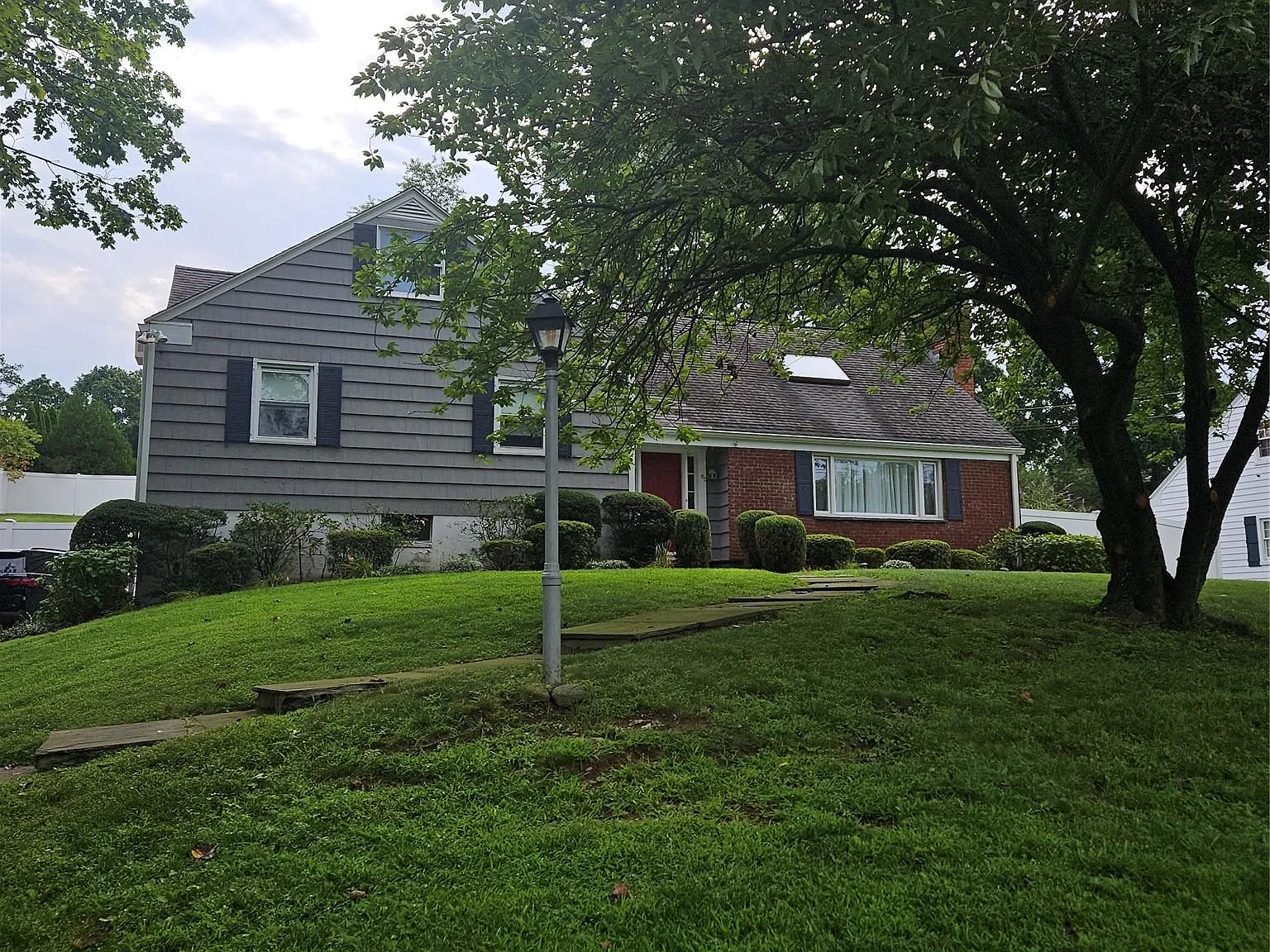 4 bed, 2.0 bath, 1879 sqft, $6,400 — Photo 2