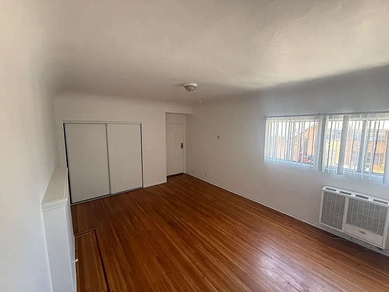 841 42nd Apartments — Photo 7