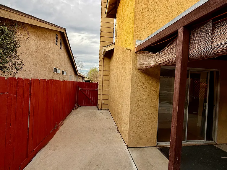 320 Hawthorne Dr — Photo 12