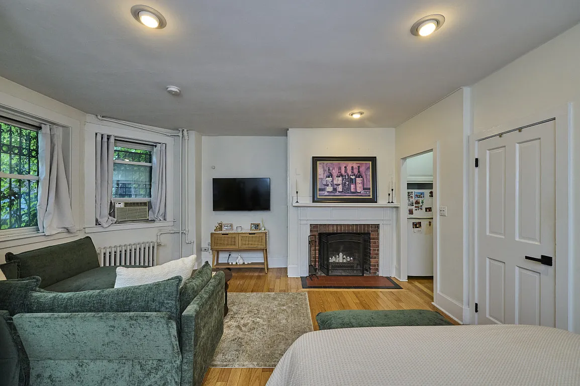 Studio, 400 sqft, $2,400 — Photo 2