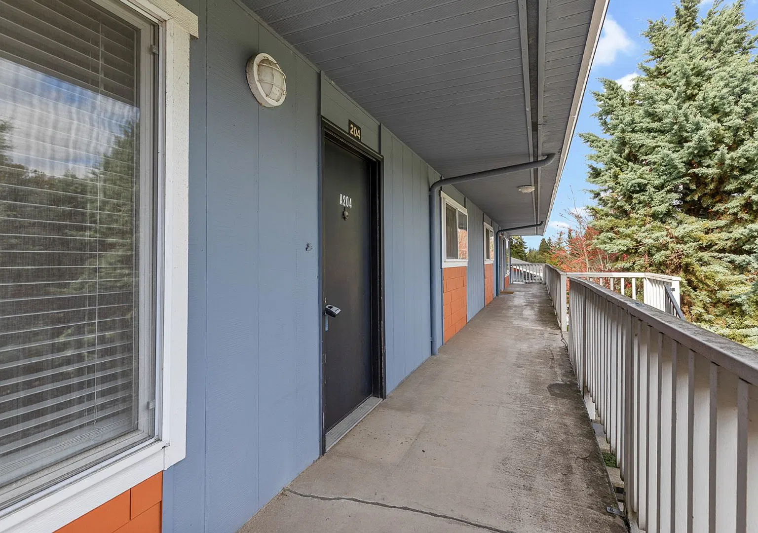 Spacious 2 Bdrm Condo - Budget Friendly! — Photo 2