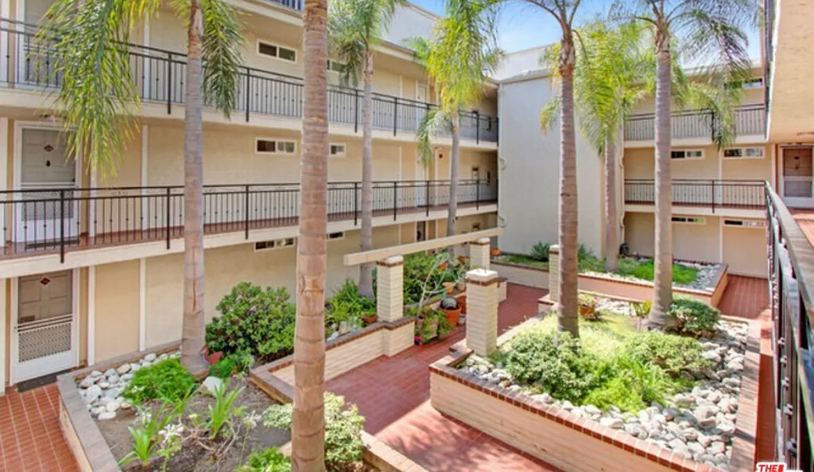 2 bed, 922 sqft, $3,398 — Photo 2