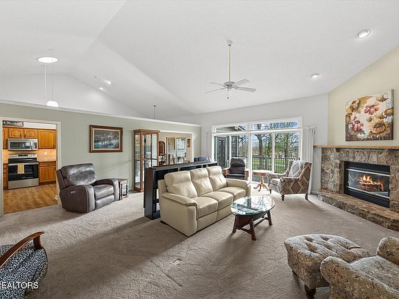 5th image of 135 Stonewood Dr