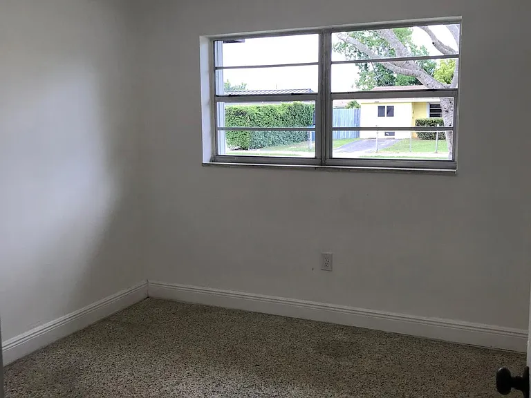 10472 SW 46th St — Photo 10
