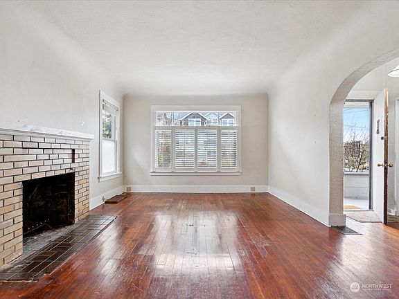 Unit 1 (Currently vacant)>